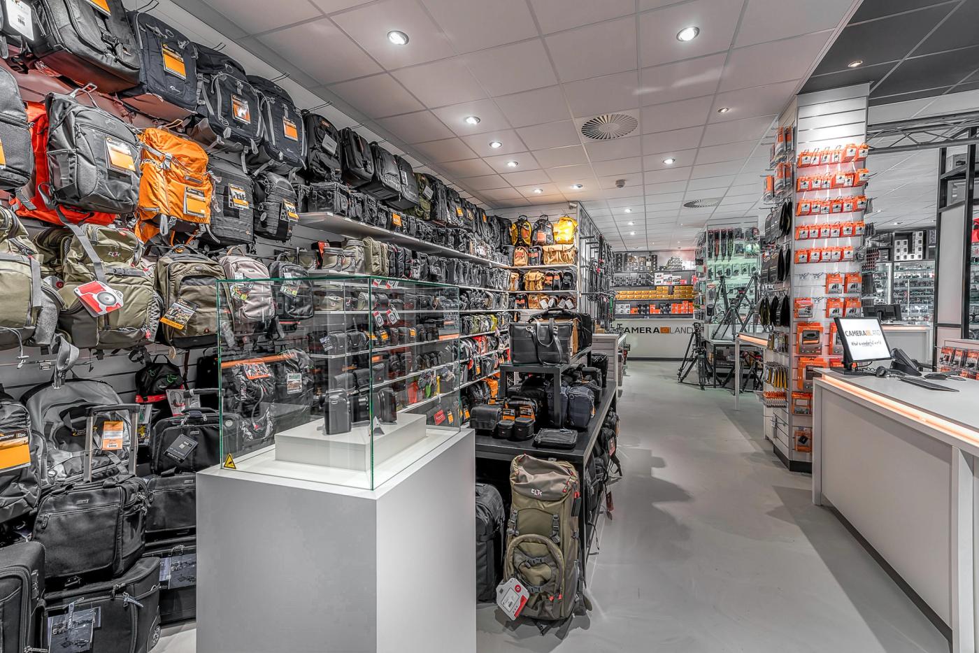 Tassenwand bij Cameraland in Alkmaar in een modern ingerichte winkel door Infrashop ontworpen