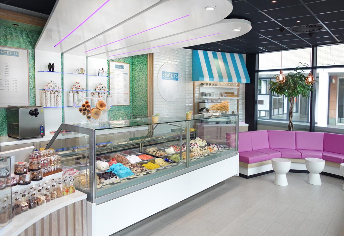Modern ijssalon- en patisserie-interieur ontworpen en gebouwd door Infrashop, met maatwerk ijsvitrine, lichte winkelinrichting en kleurrijke presentatie van ambachtelijk ijs en lekkernijen.