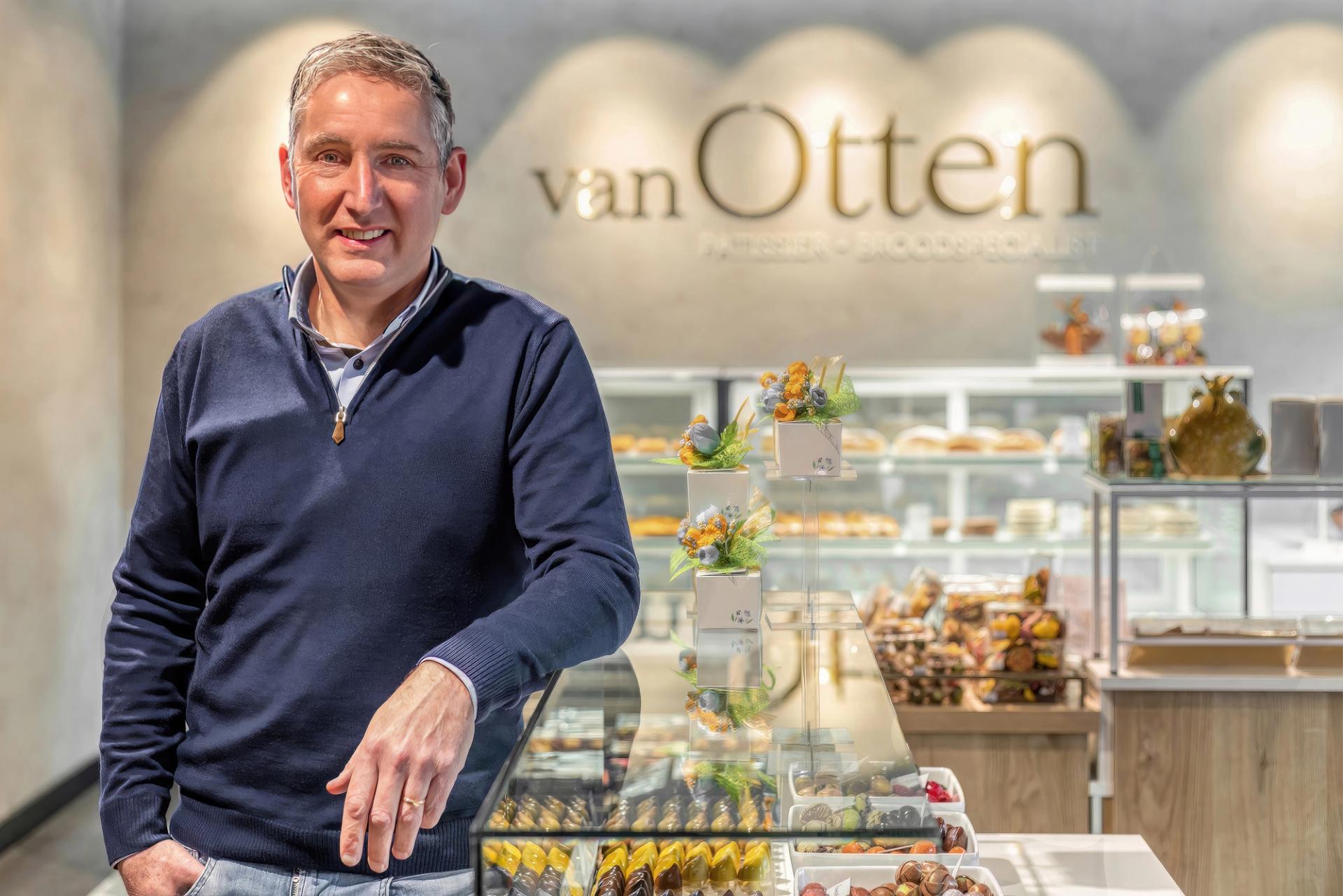 Modern winkelinterieur van Eric Van Otten, ontworpen en gebouwd door Infrashop, met maatwerk chocoladepresentatie, luxe bonbonvitrine en een warme, stijlvolle uitstraling.