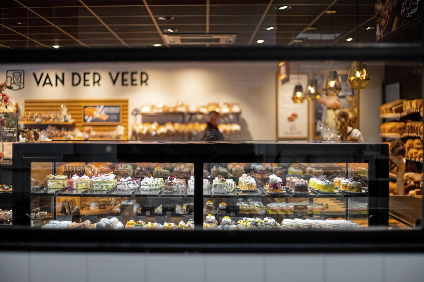 Gebaksvitrine bij Bakker Van der Veer in Barneveld, met daarachter de zichtbare banketbakkerij.