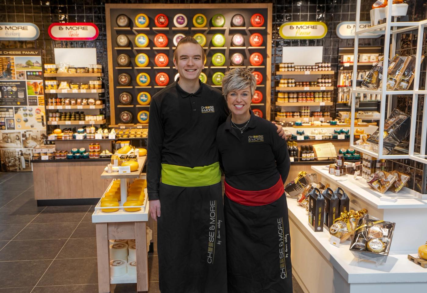 Twee medewerkers van Cheese & More in bedrijfskleding in de winkel in Leidschendam.