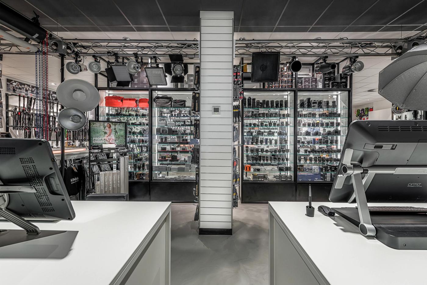 Doorkijk vanuit de centrale studio bij Cameraland met een uitgebreid assortiment camera en video apparatuur