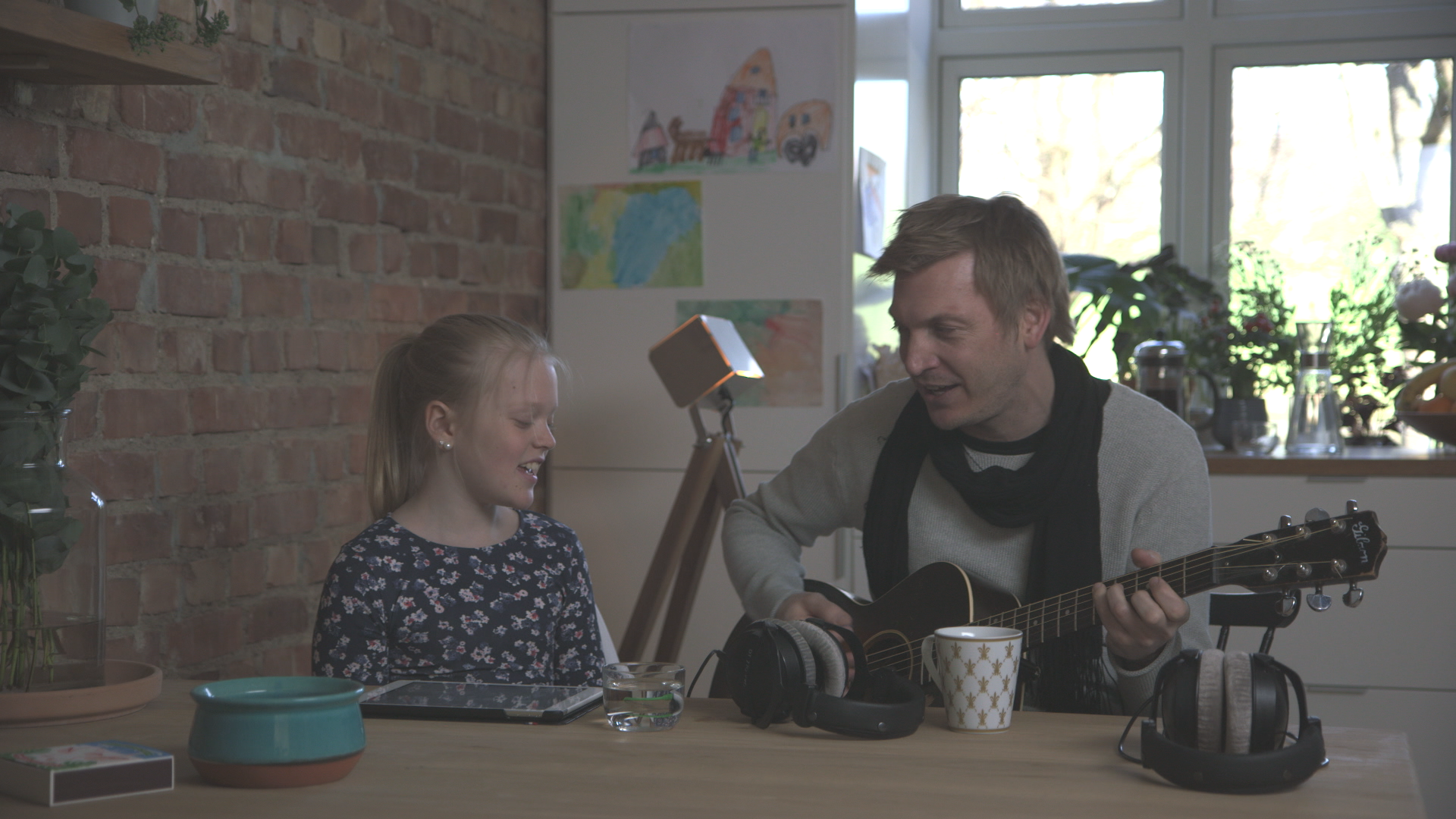 Helene og Rasmus med gitar