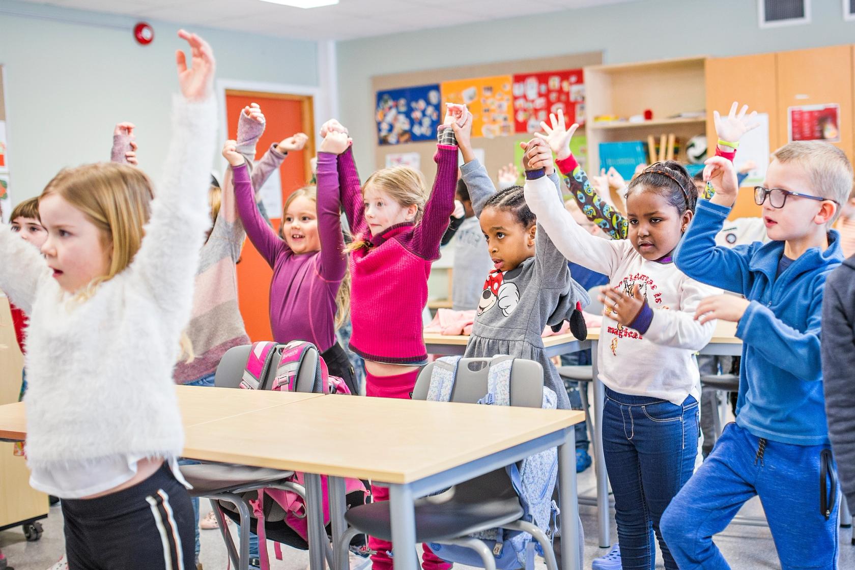 Syngende barn i et klasserom