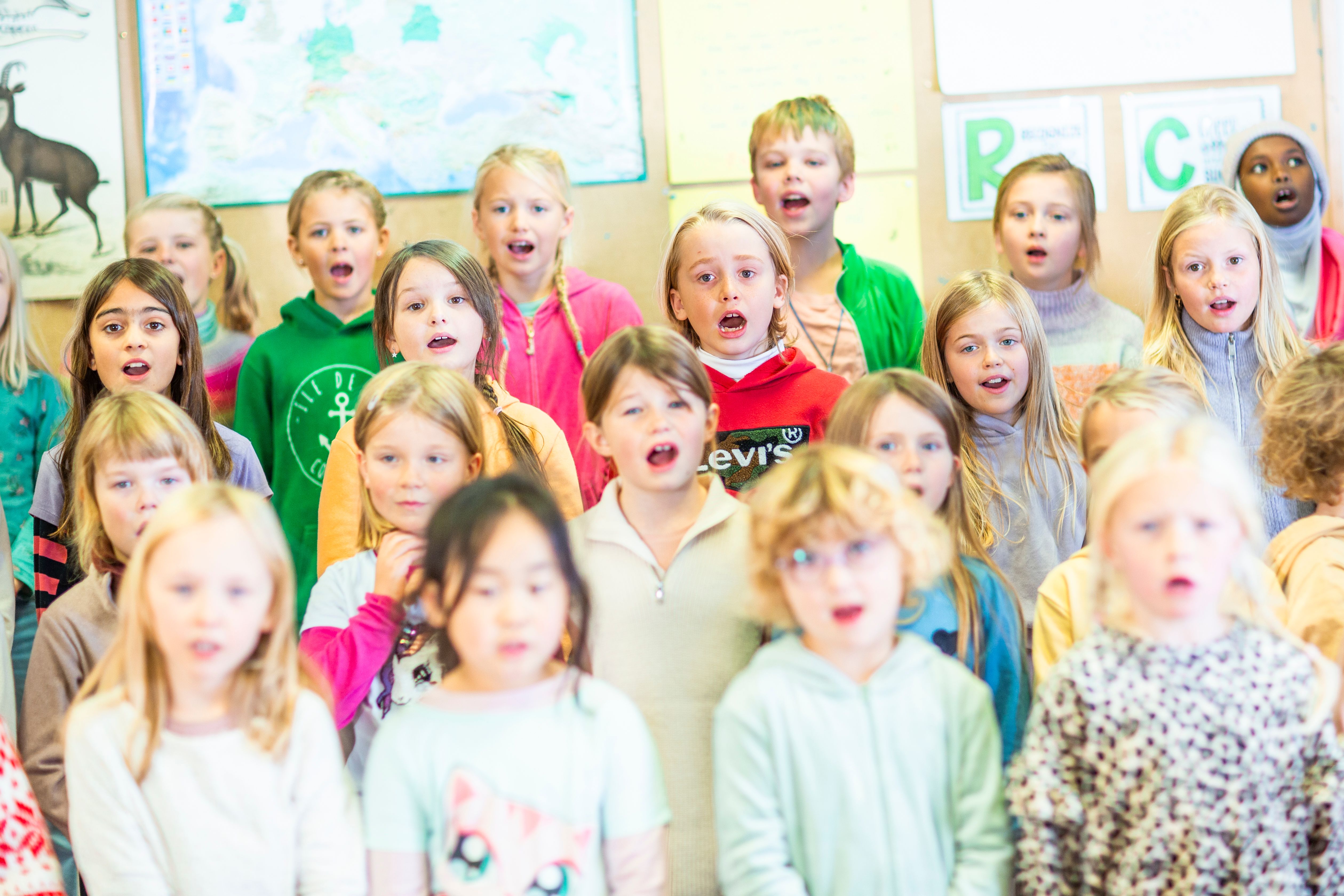 Skoleklasse som synger sammen