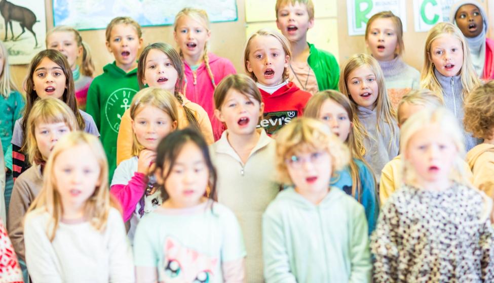Skoleklasse som synger sammen
