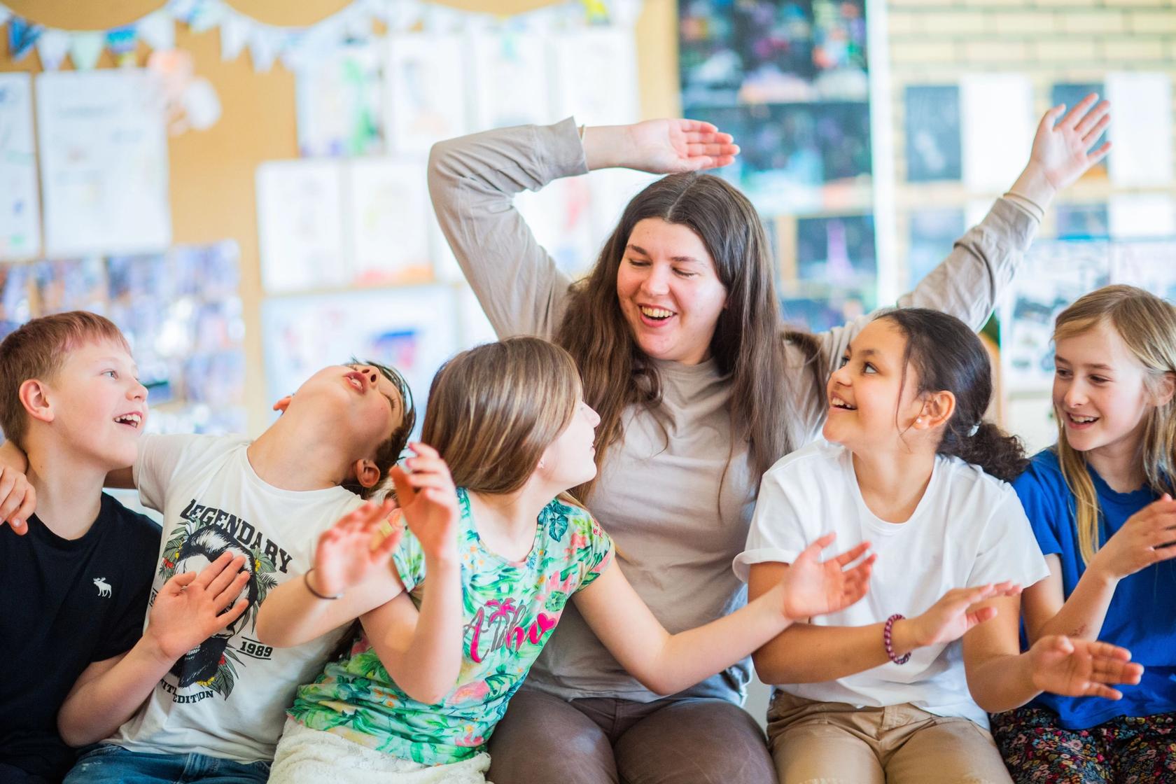 Syngende lærer og barneskoleelever på Jaer skole