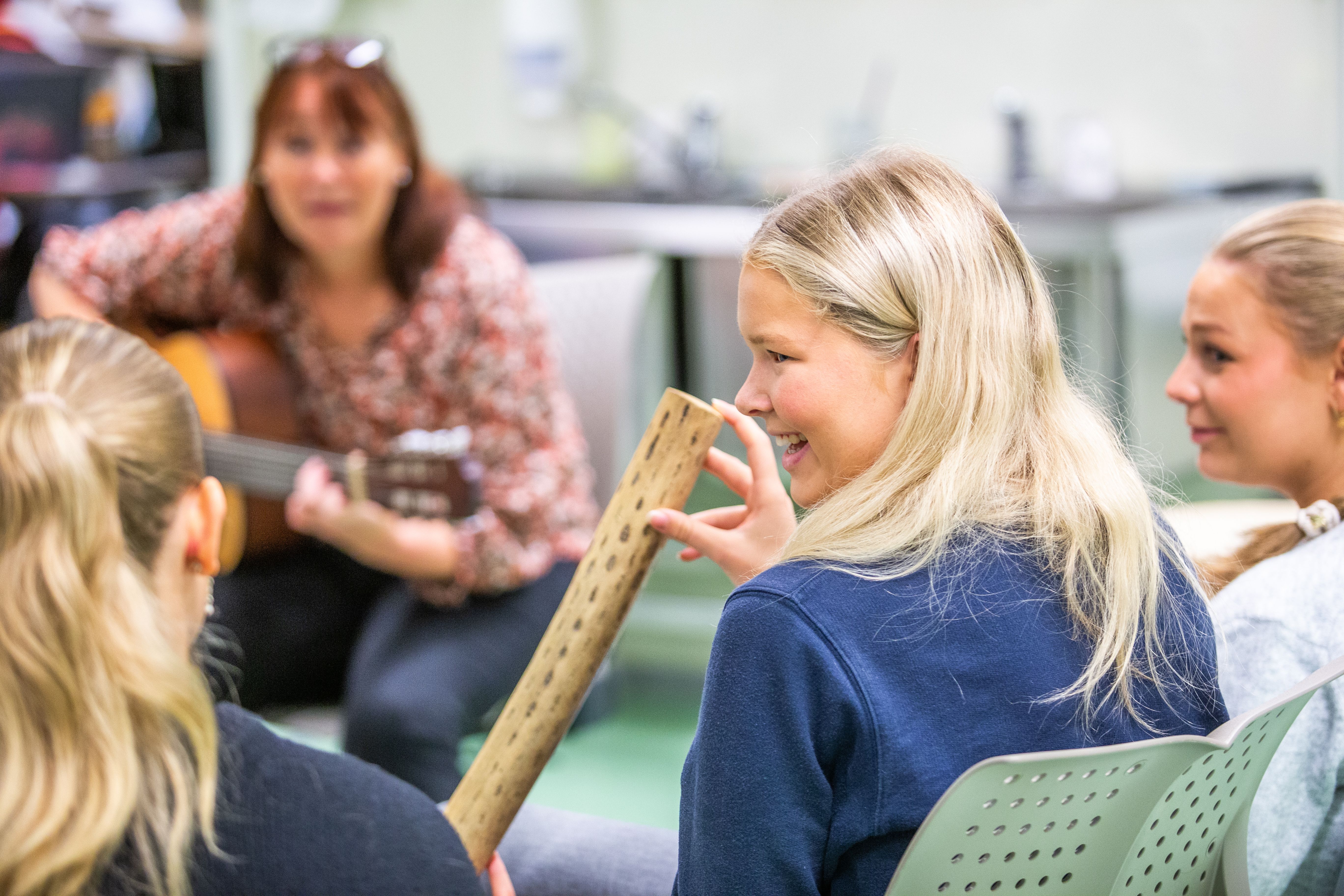 Ungdommer med rytmeinstrumenter
