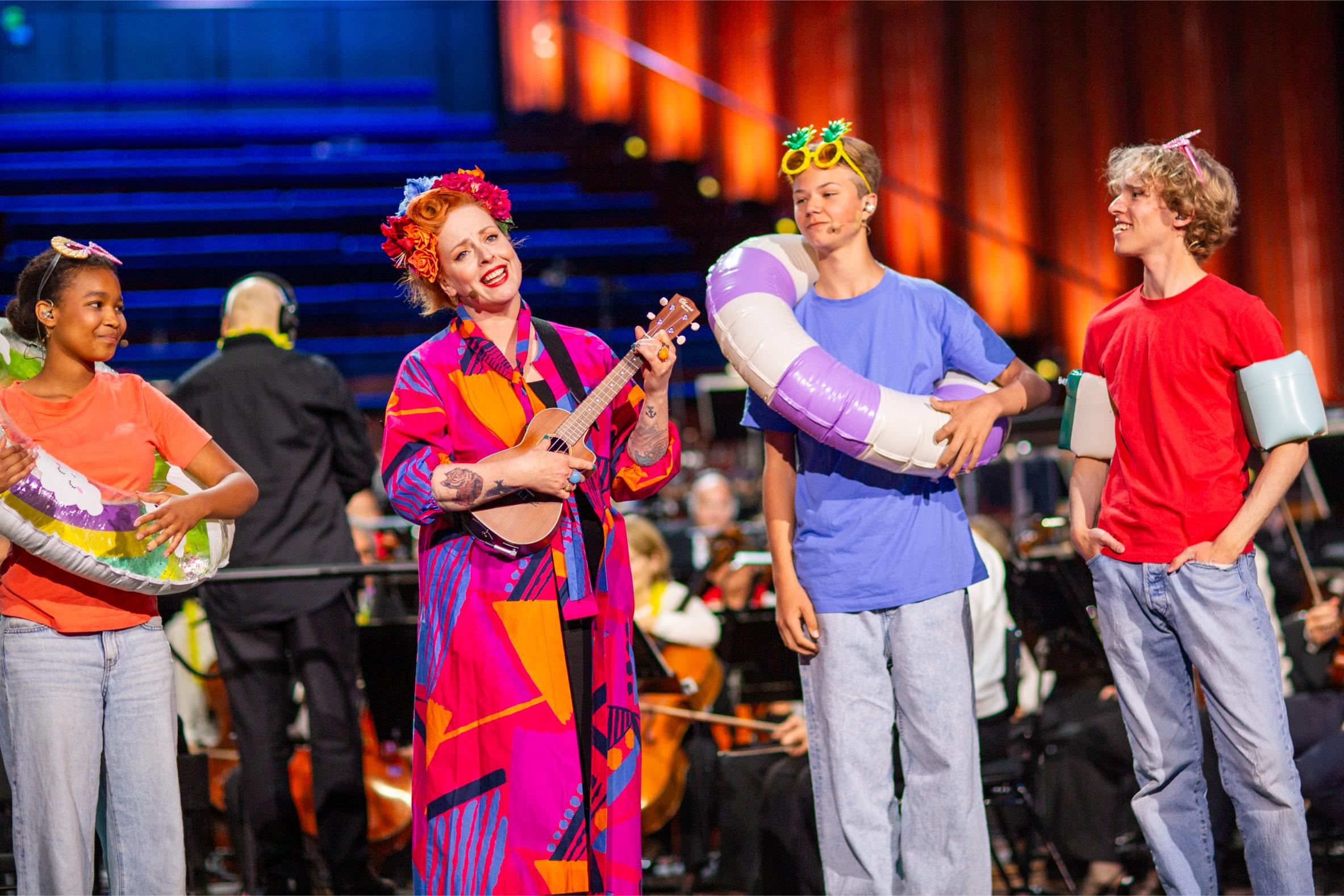 Silya er konferansier i konserthuset under Skolenes sanglag i 2026