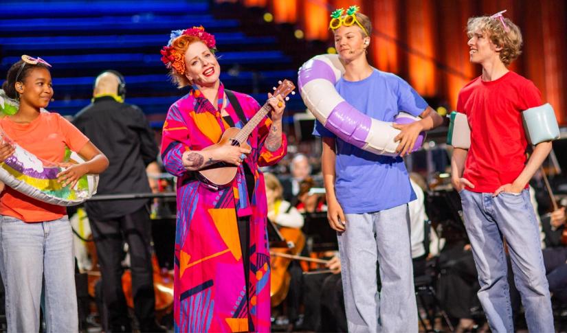 Silya er konferansier i konserthuset under Skolenes sanglag i 2026