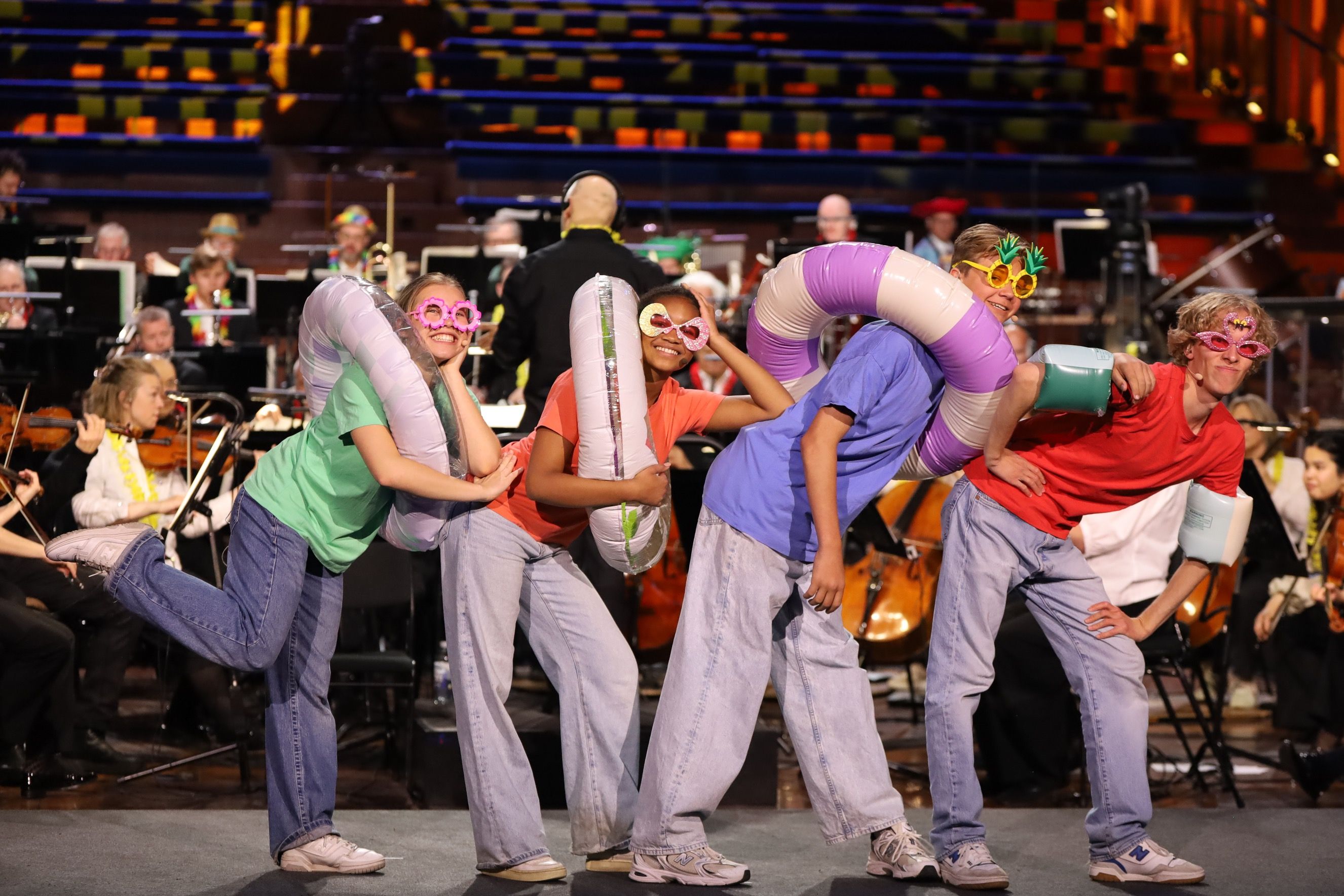 Forsangerene på scena under Skolenes sangdag 2025.