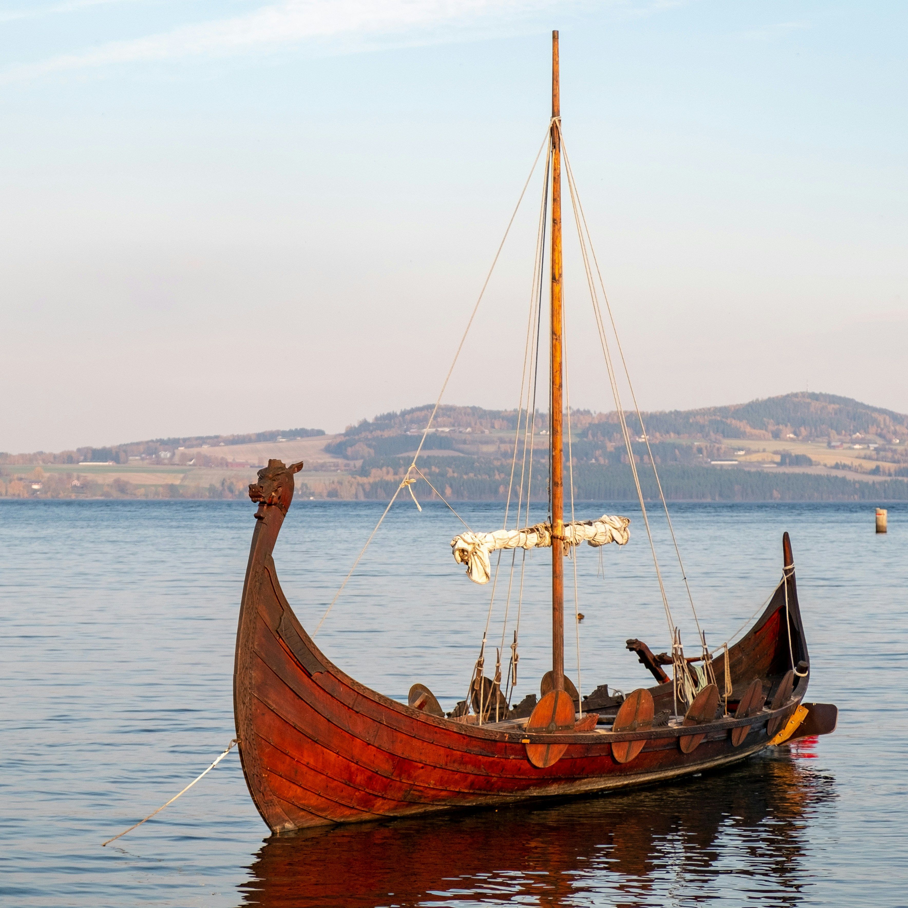 Replika av vikingskip avbildet i stille sjø