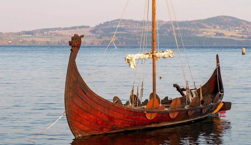 Replika av vikingskip avbildet i stille sjø