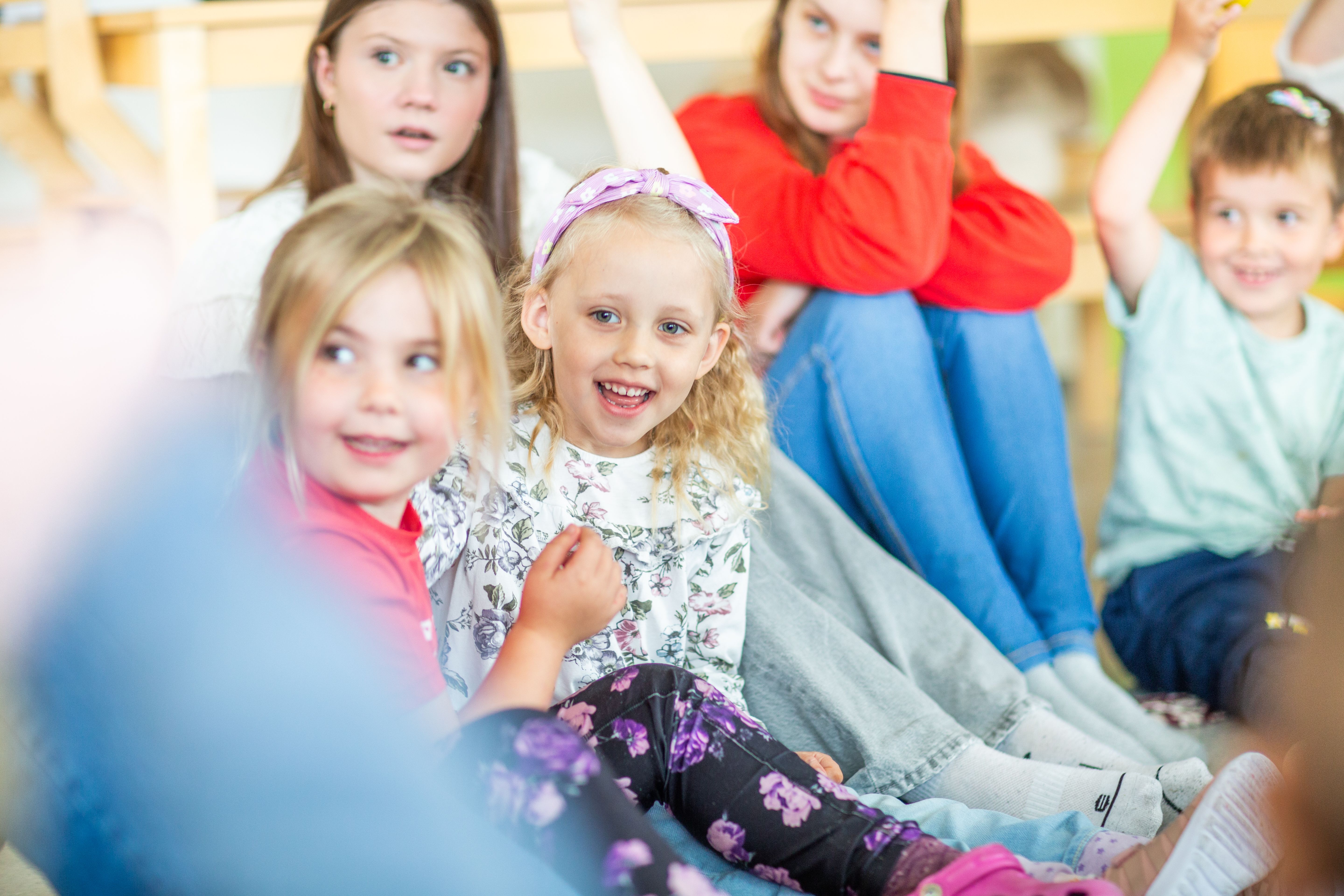 Ungdommer og barn på felles samgsamling. Foto: Iris Engen Skadal