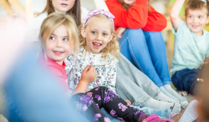Ungdommer og barn på felles samgsamling. Foto: Iris Engen Skadal