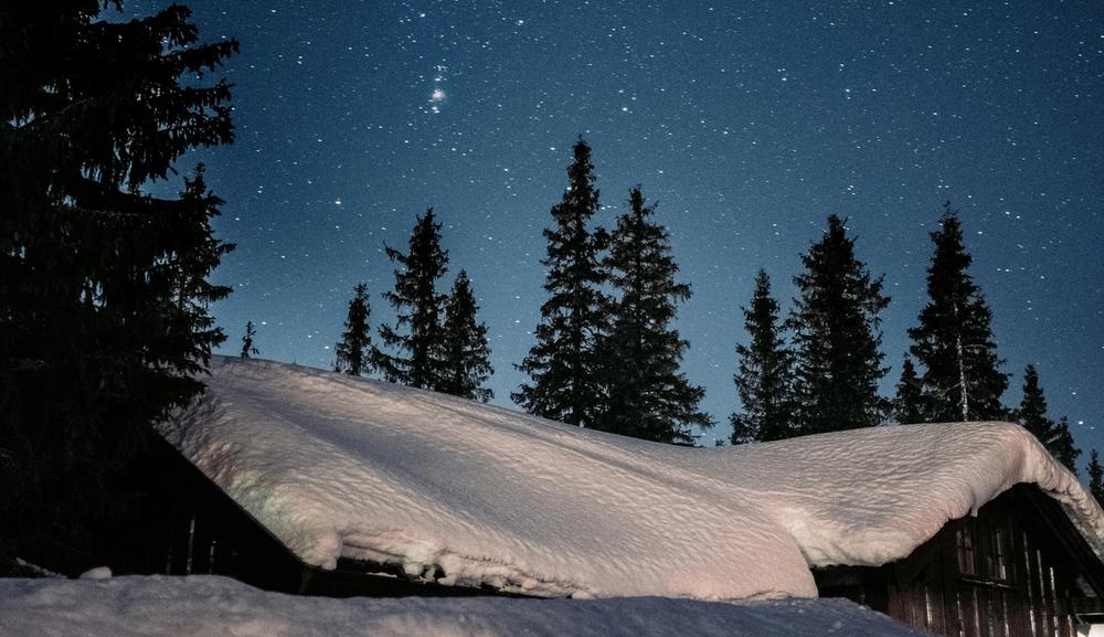 Stjerneklar nattehimmel og snødekket landskap. Foto: unsplash.com
