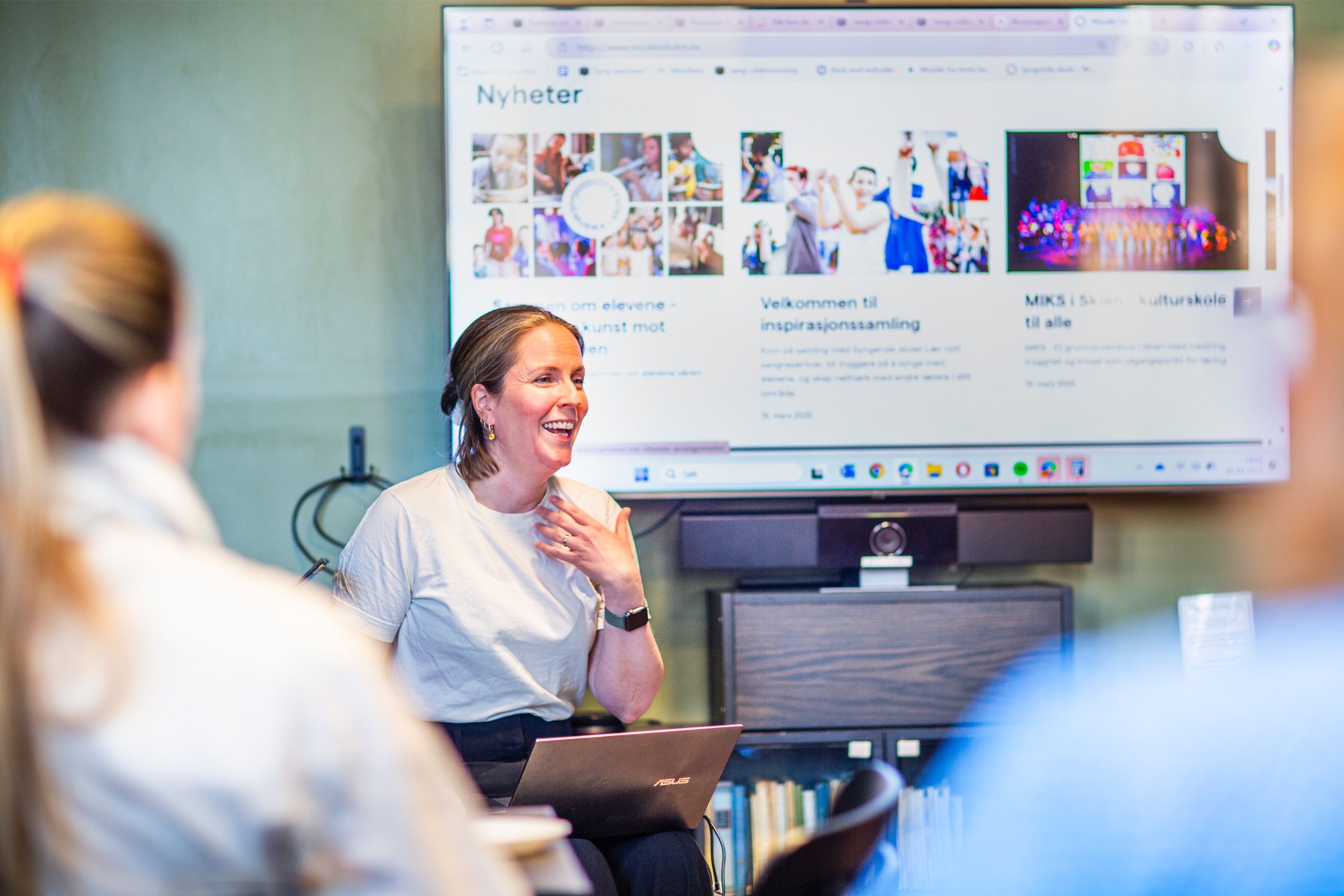 Pedagog Silje under en fagdag om sang og musikk i skolehverdagen