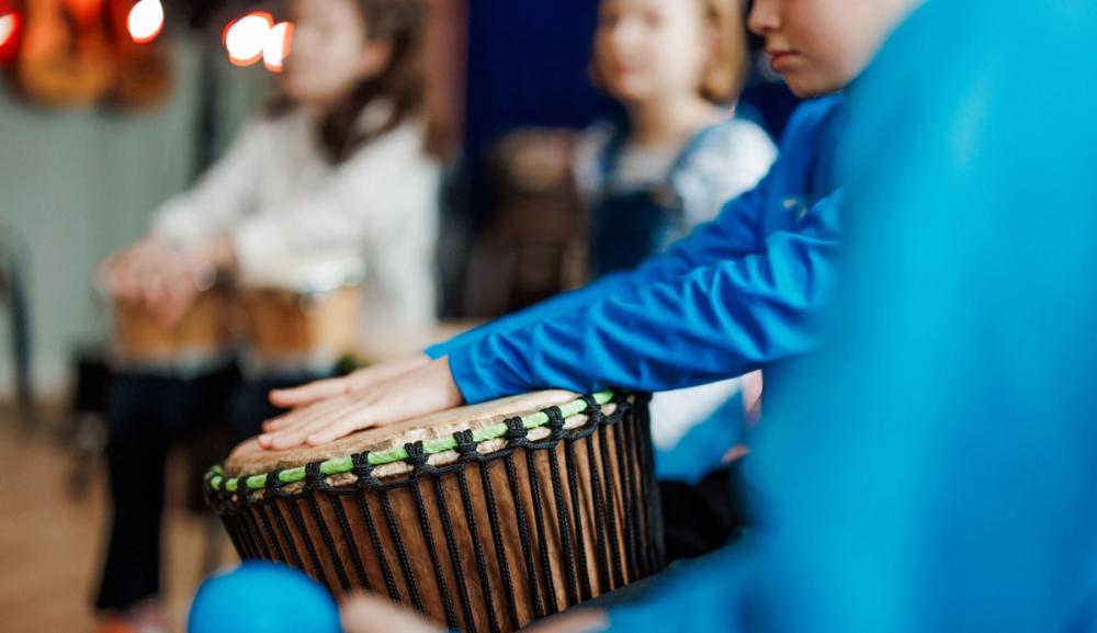 Elever spiller djembe