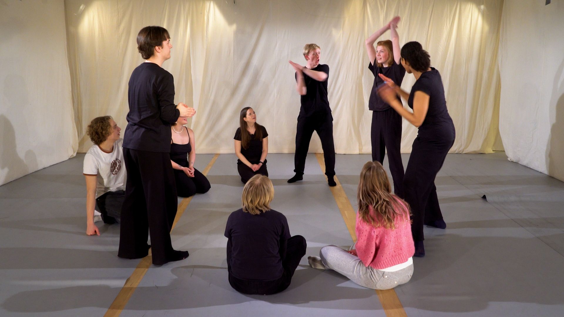 Bilete av elevar på Romerike Folkehøgskole som leiker Hi-Hi-Ho