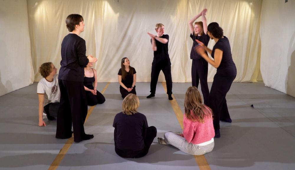 Bilete av elevar på Romerike Folkehøgskole som leiker Hi-Hi-Ho