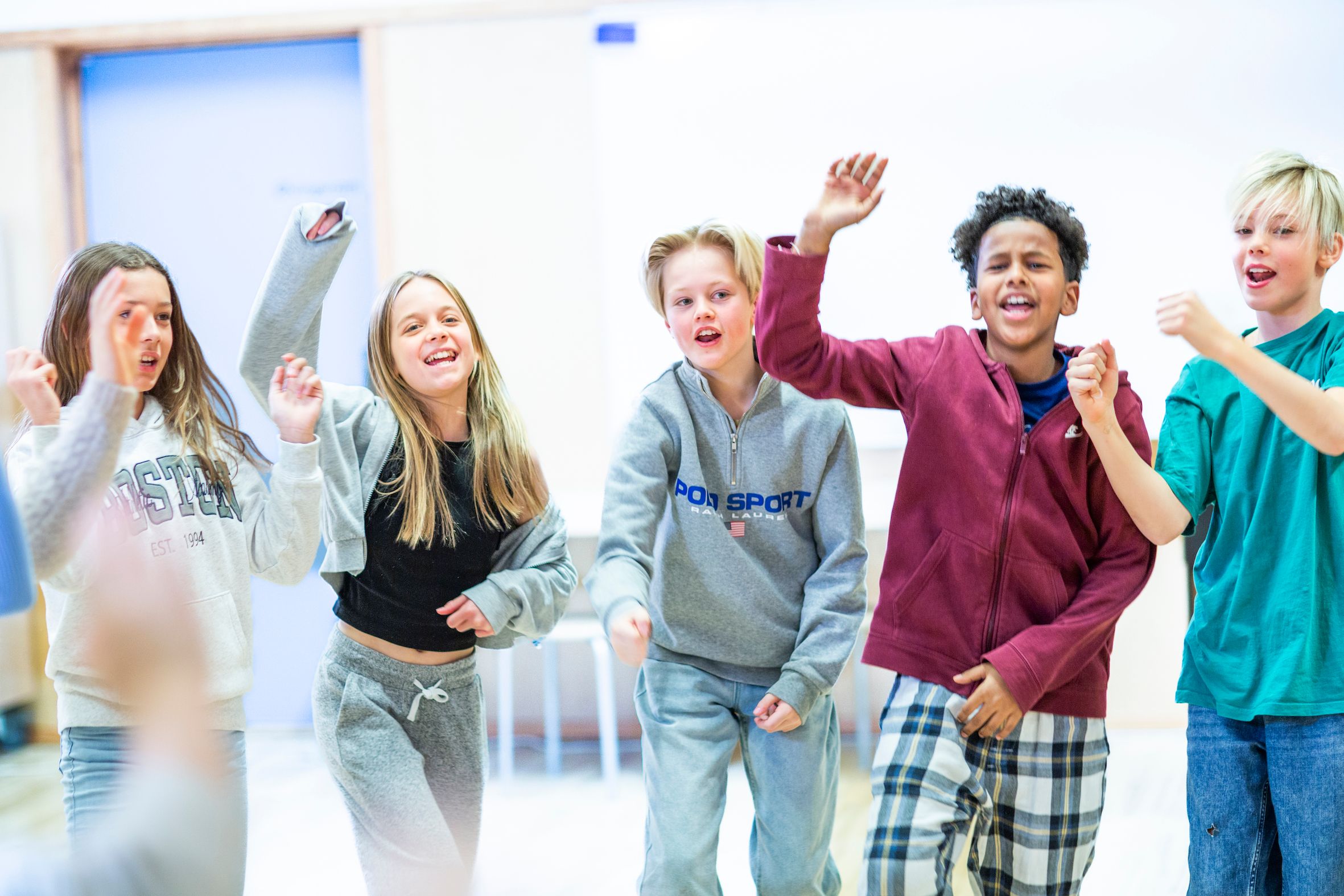 Skolebarn som synger