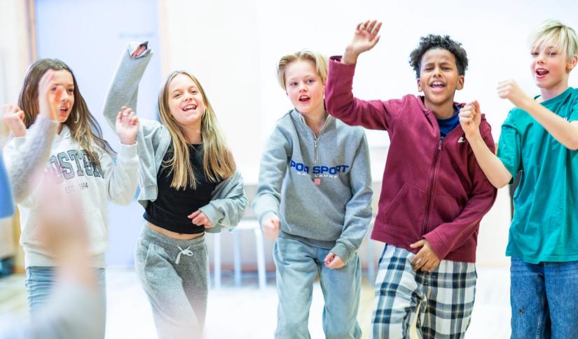 Barn som synger og danser