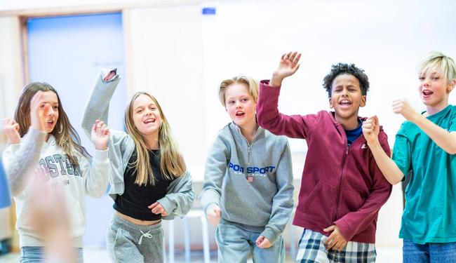 Skolebarn som synger