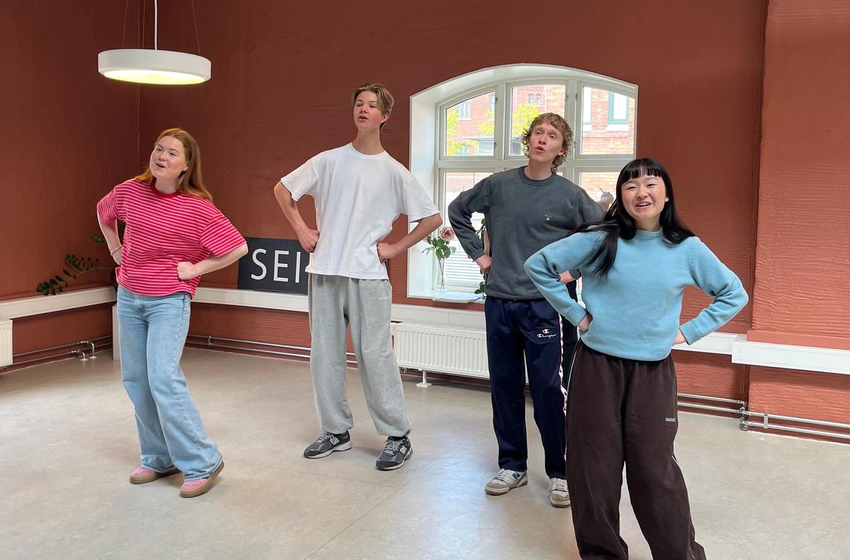 Forsangerne synger og danser