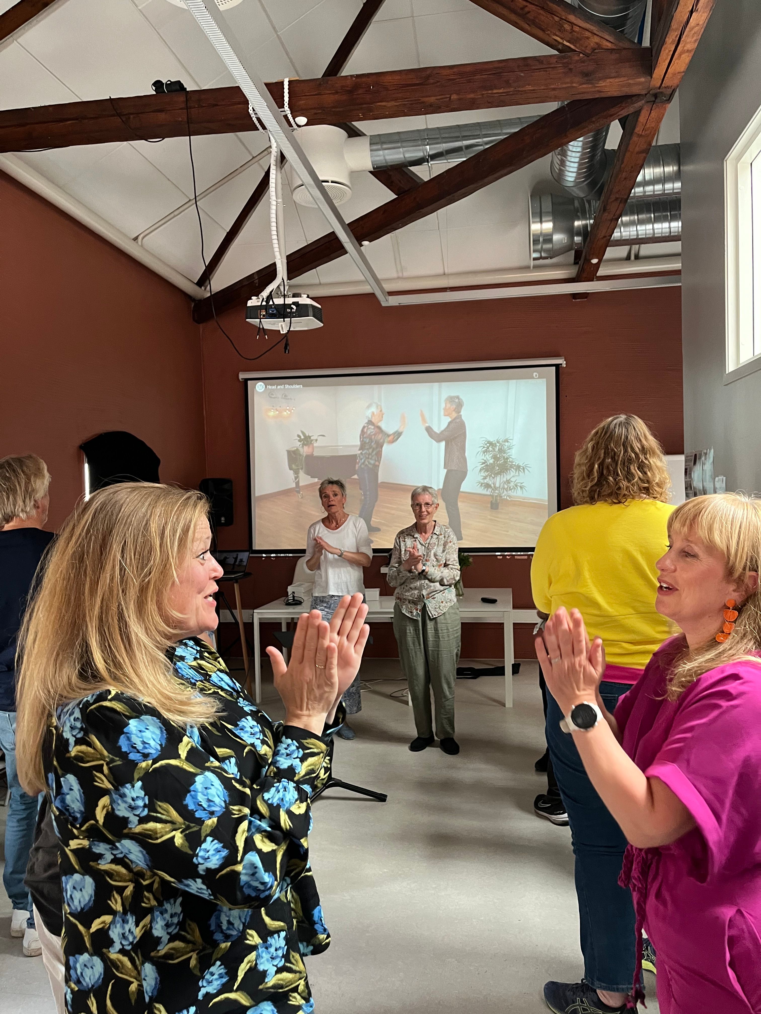 Deltakere som synger og klapper