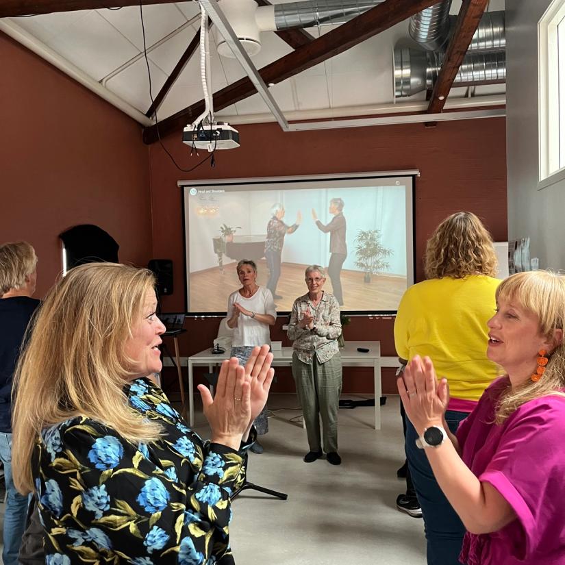 Deltakere som synger og klapper