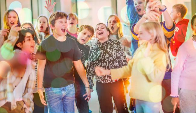 Skolebarn som synger