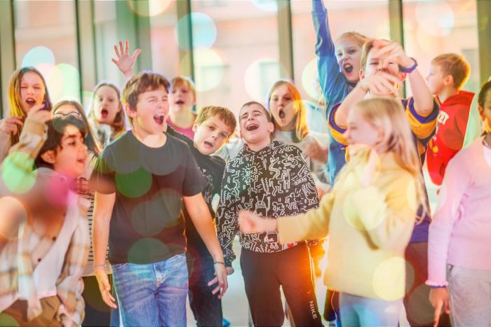 Skolebarn som synger