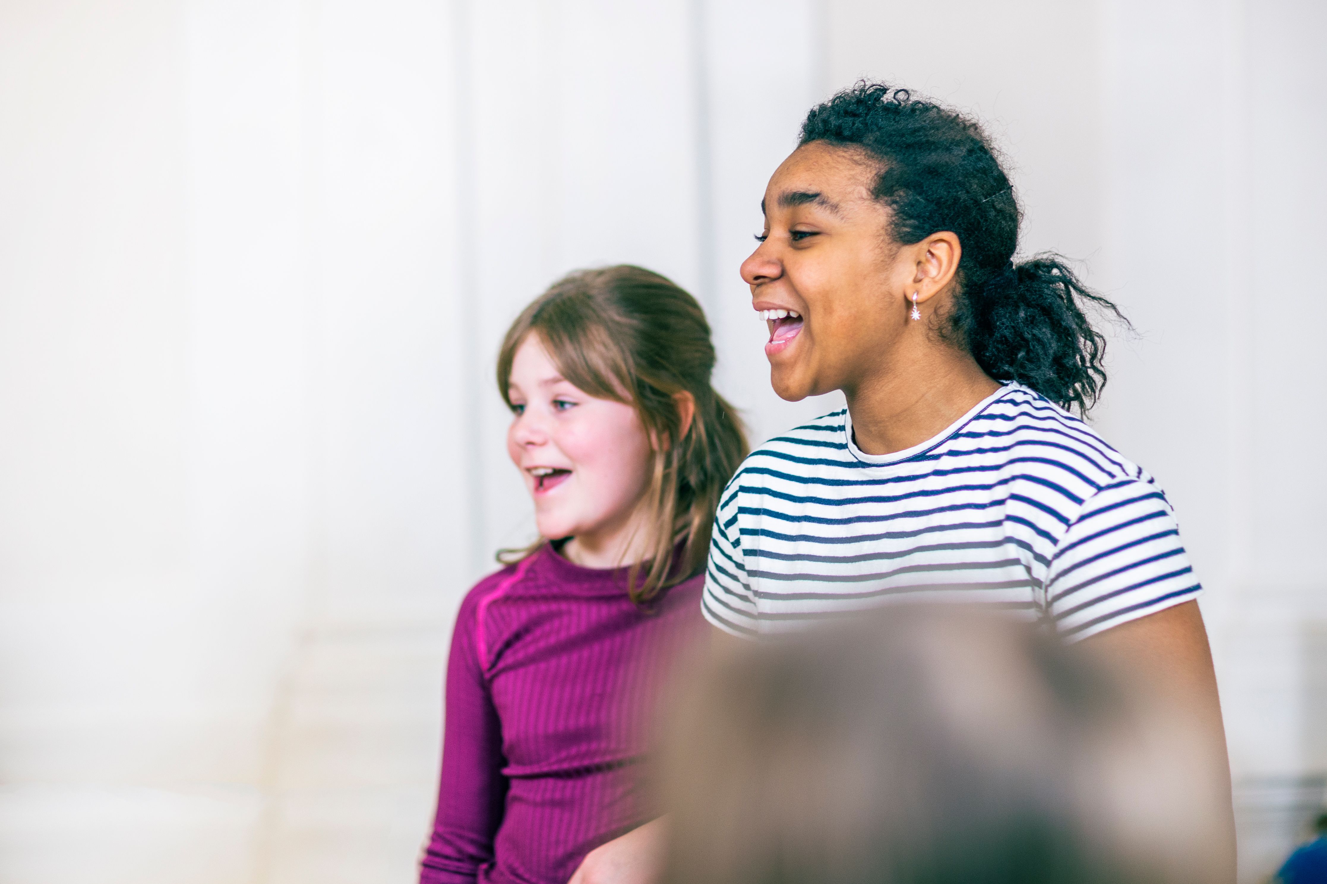 Voksen og barn som synger