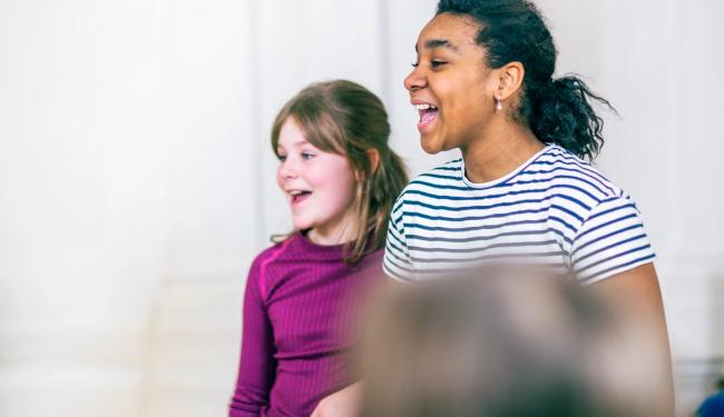 Voksen og barn som synger