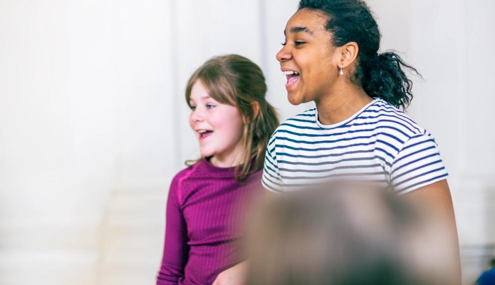 Voksen og barn som synger