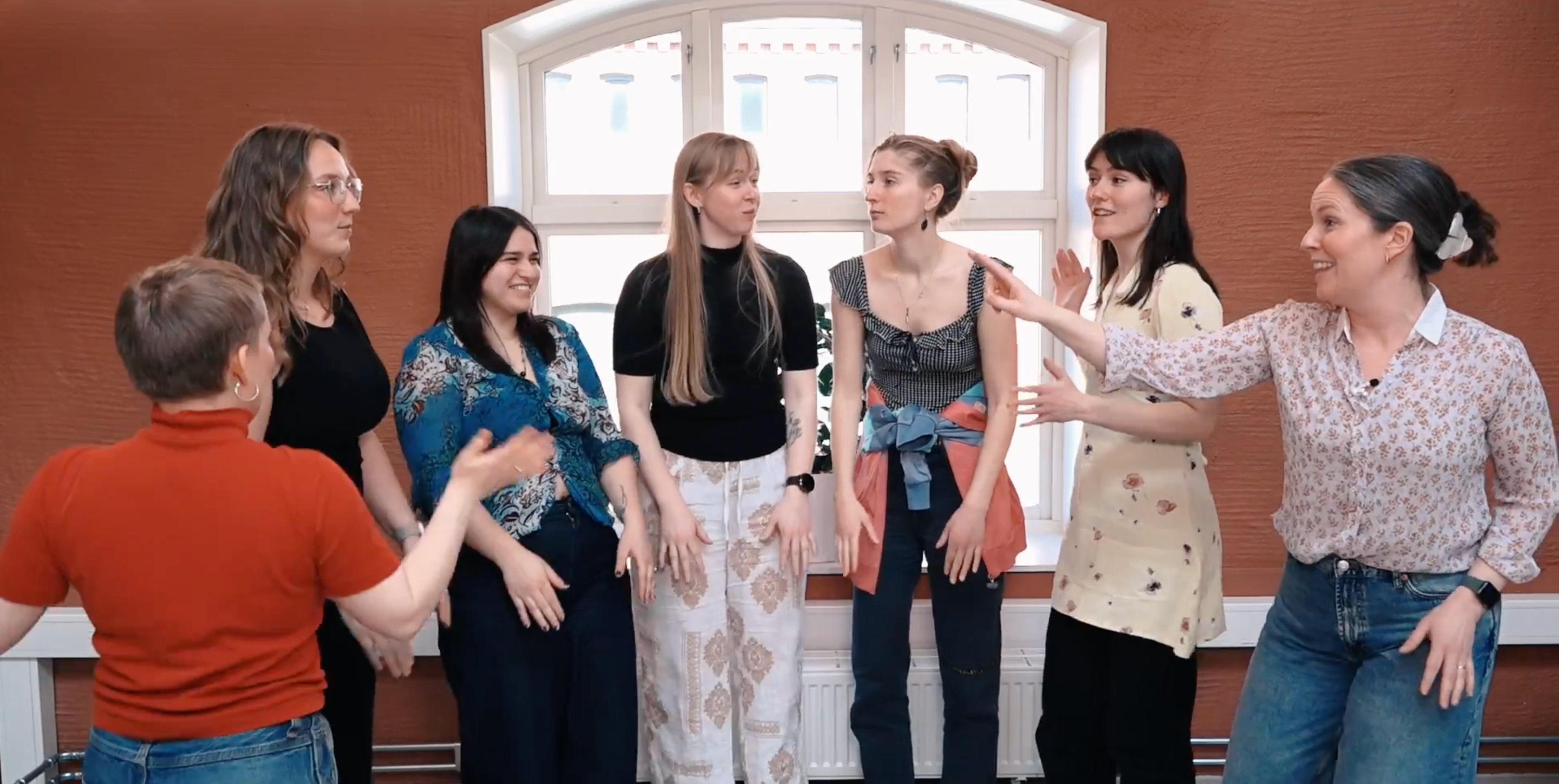 7 personer leker Bunny bunny