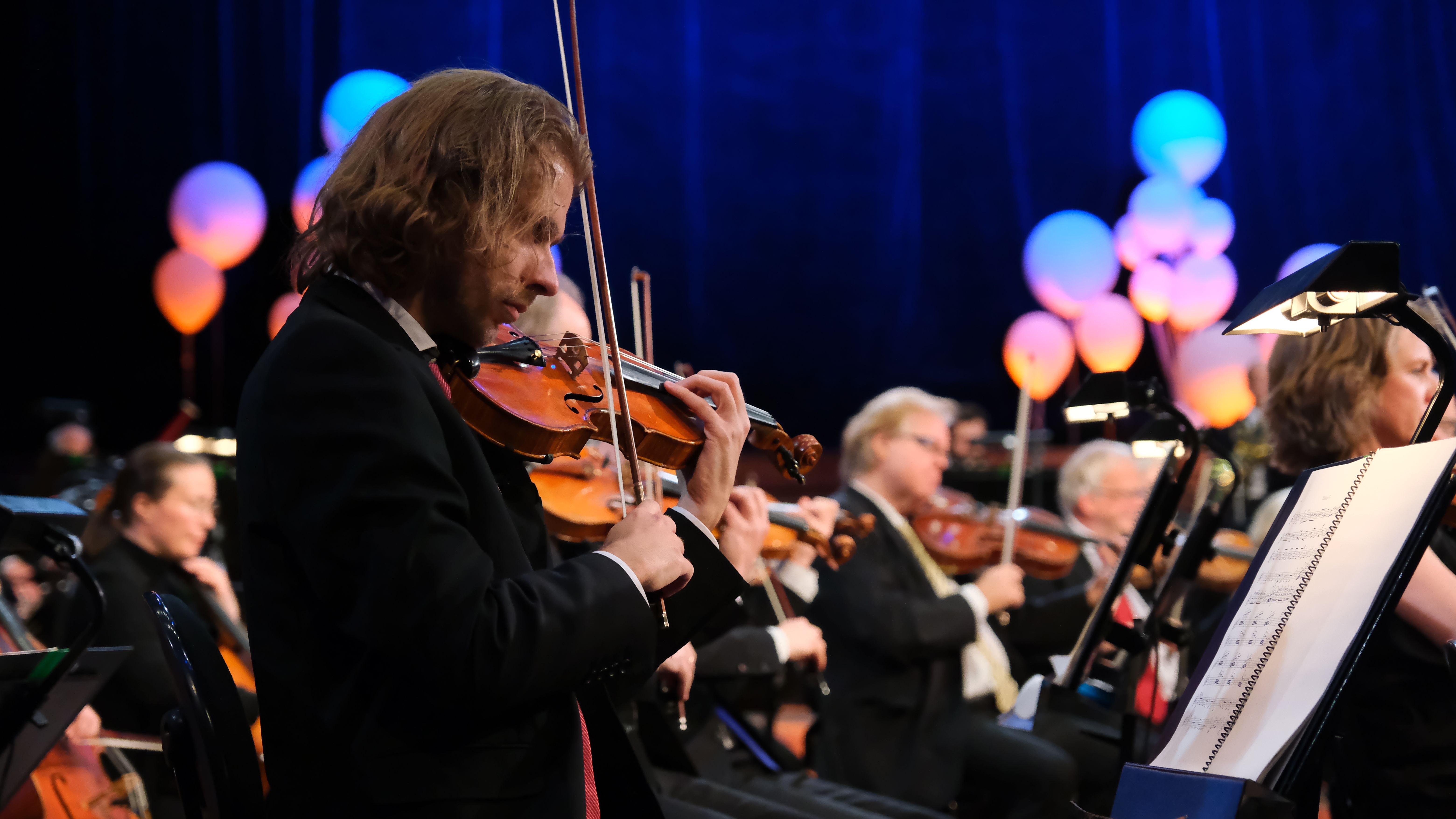 Strykerne i Oslo-filharmonien spiller