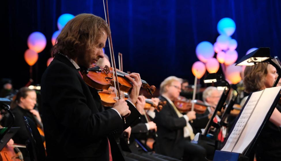 Strykerne i Oslo-filharmonien spiller