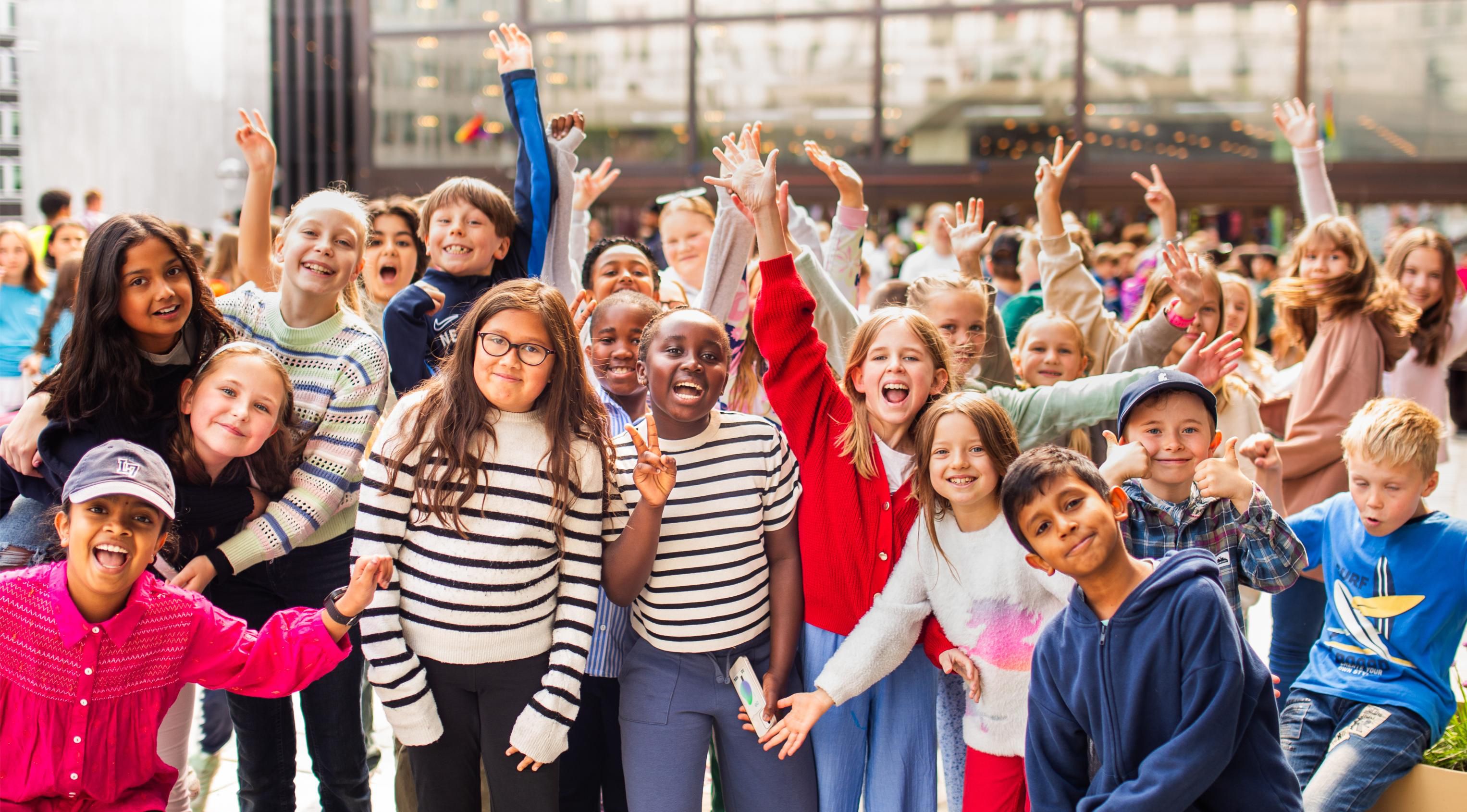 Elever synge sammen i en stor gymsal under Skolenes sangdag.