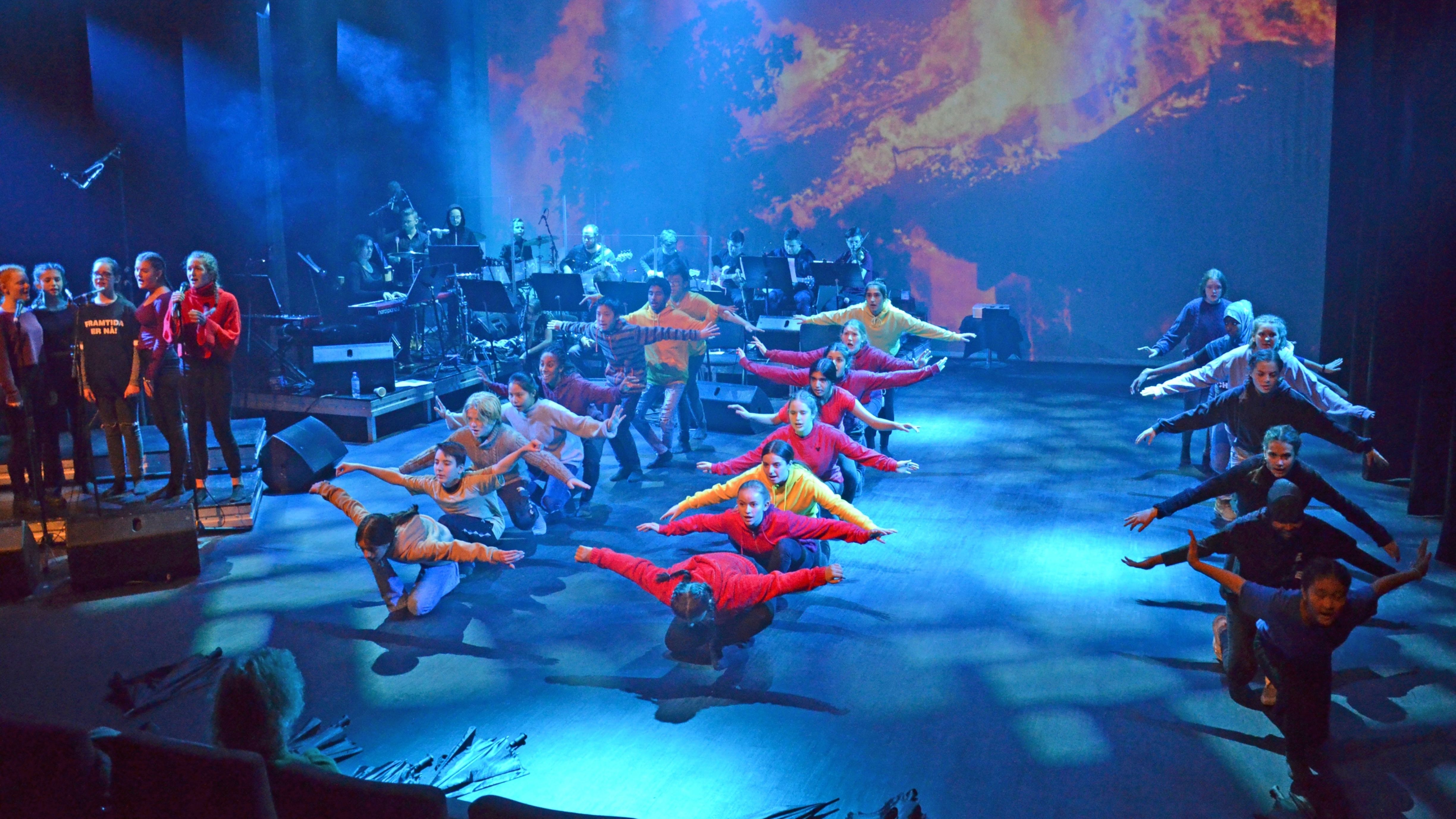 Collage av barn i ulike kunstneriske aktiviteter