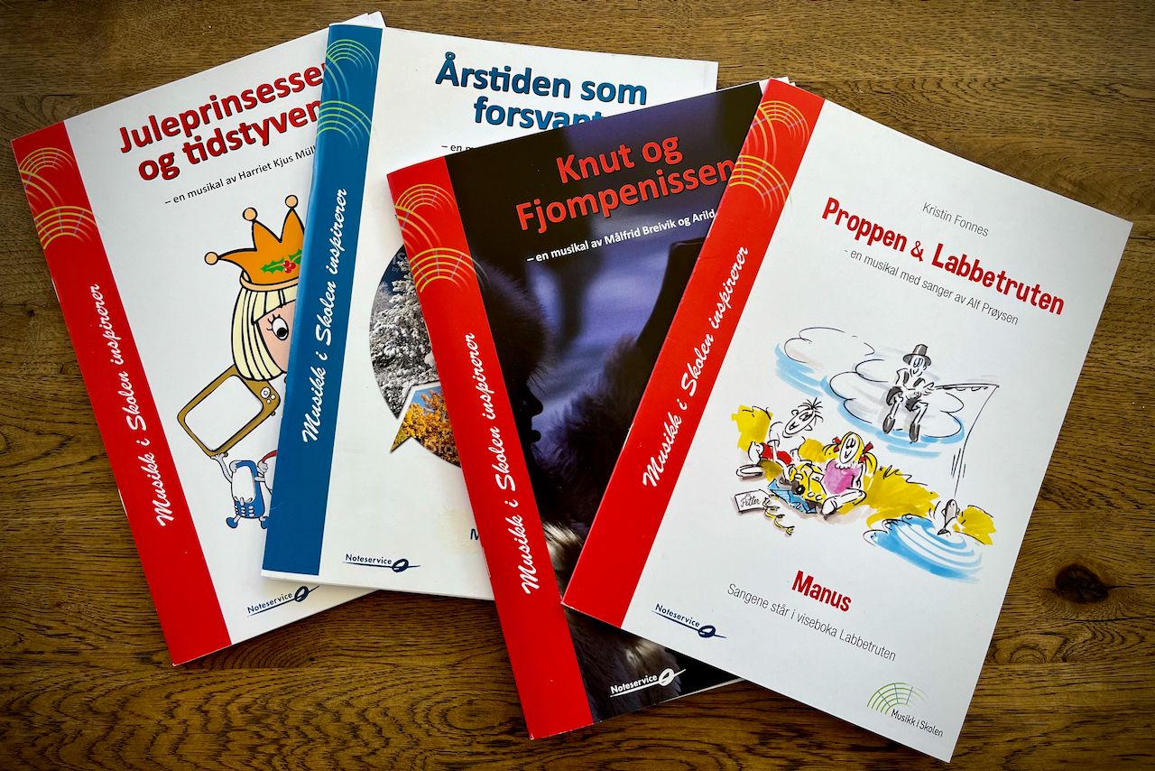 Fire hefter med manus til barnemusikaler