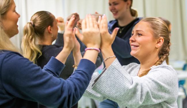 Ungdommer leker en klappelek