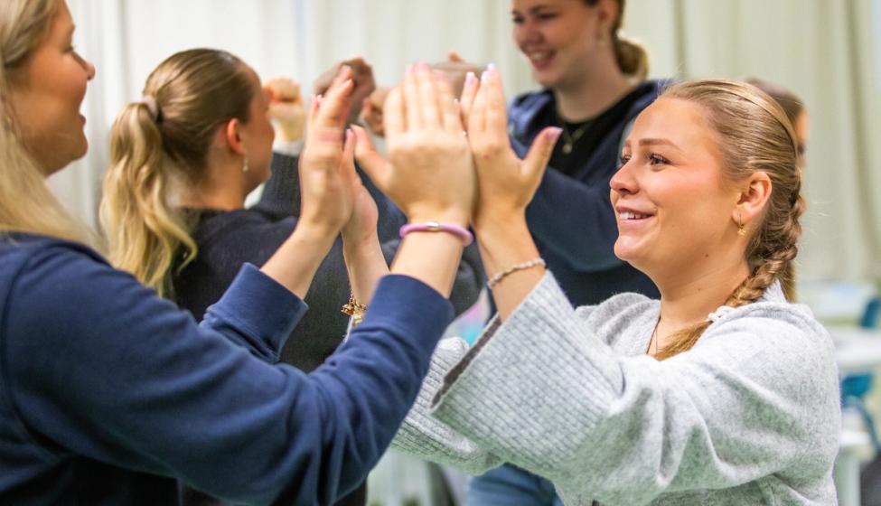 Ungdommer leker en klappelek