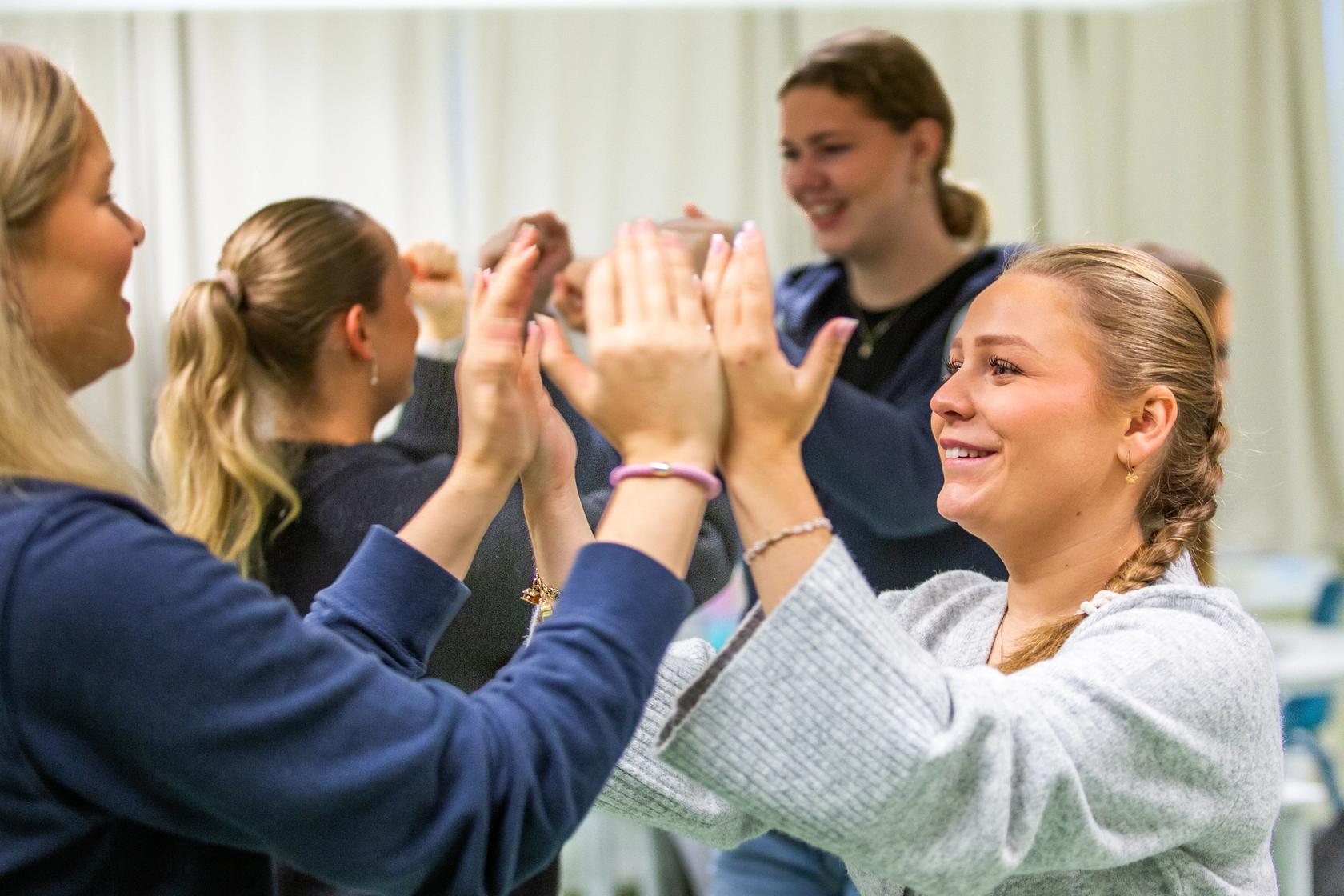 Elever ved Knarvik VGS øver på sanglek