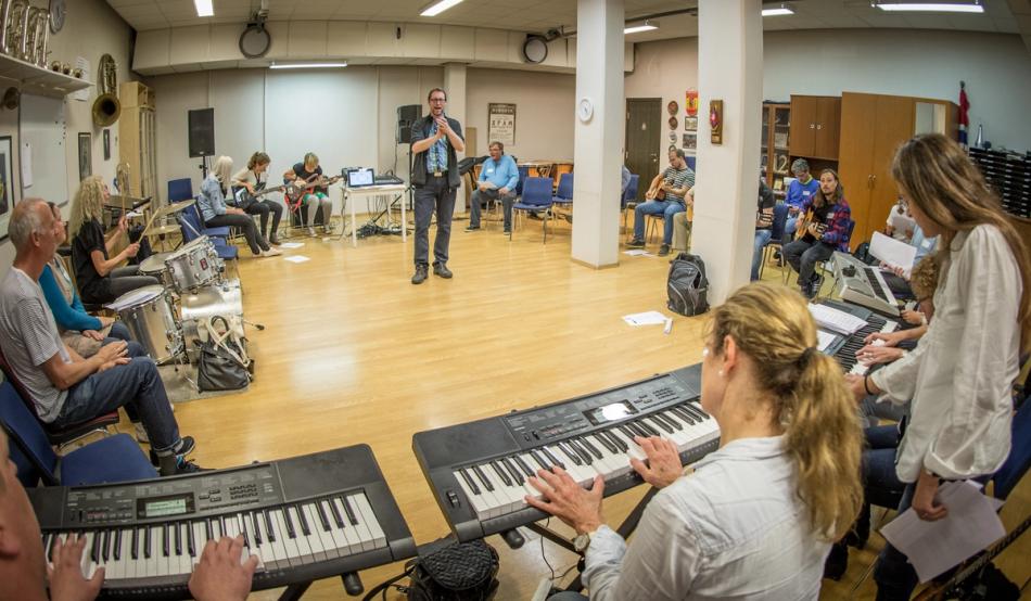 Lærere spiller instrumenter i klasserom.
