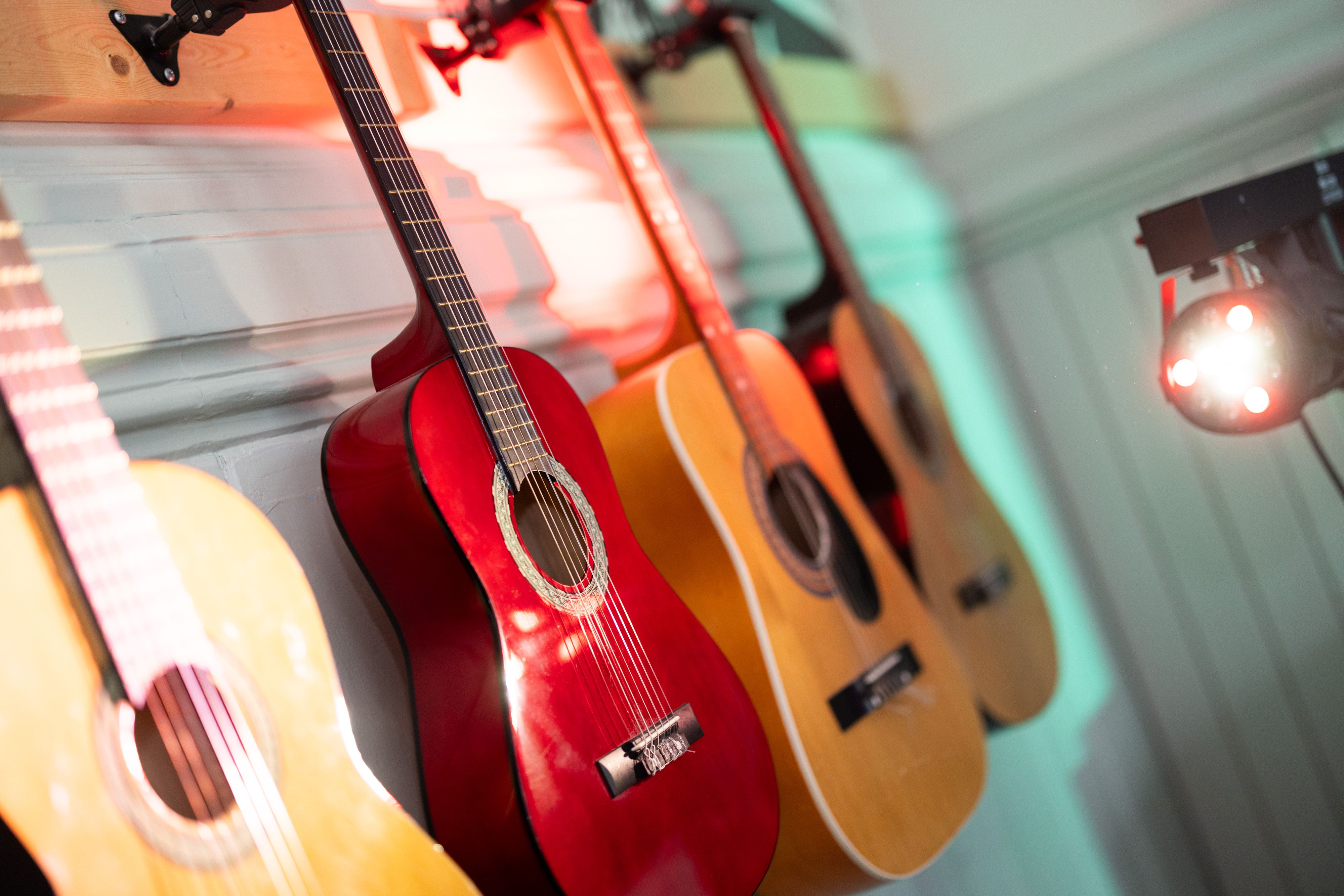 Gitarer på veggen i et musikkrom