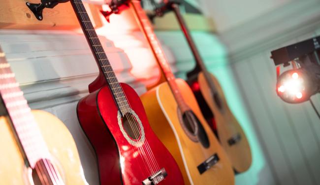 Gitarer på veggen i et musikkrom