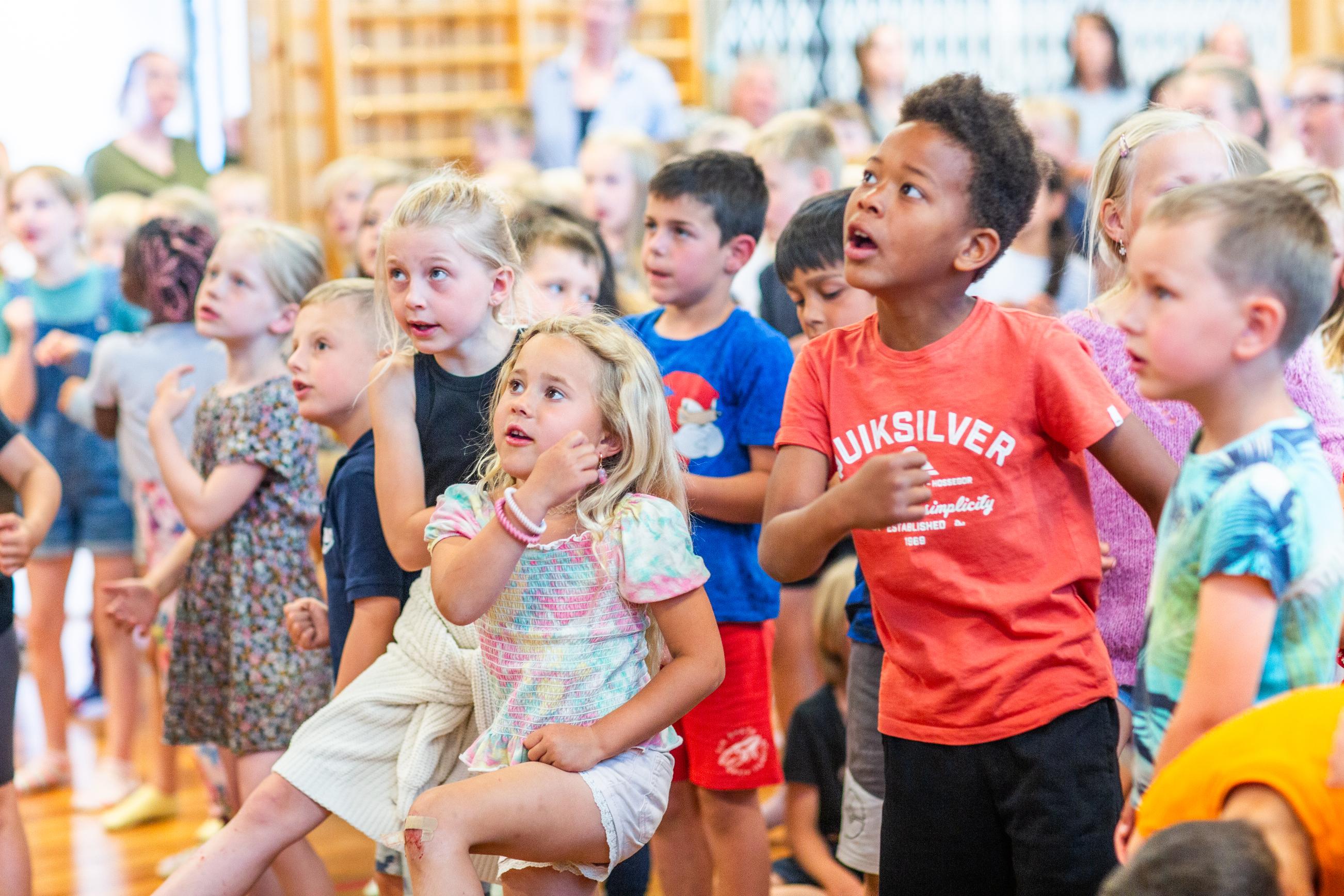 Elever synger sammen i gymsalen til Skolenes sangdag