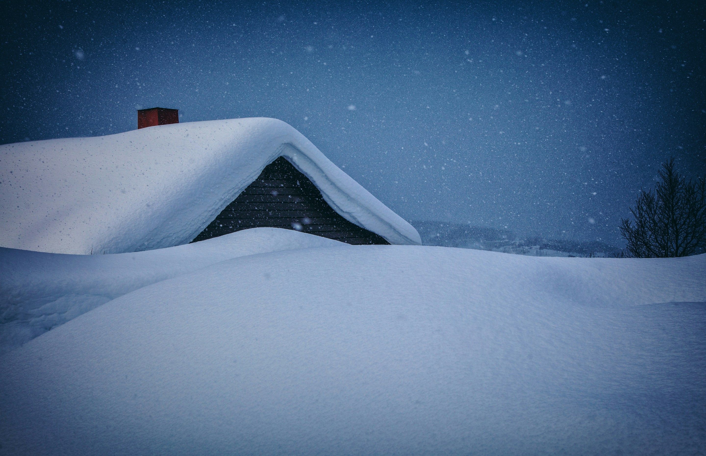 Stjerner over et hus i snøen