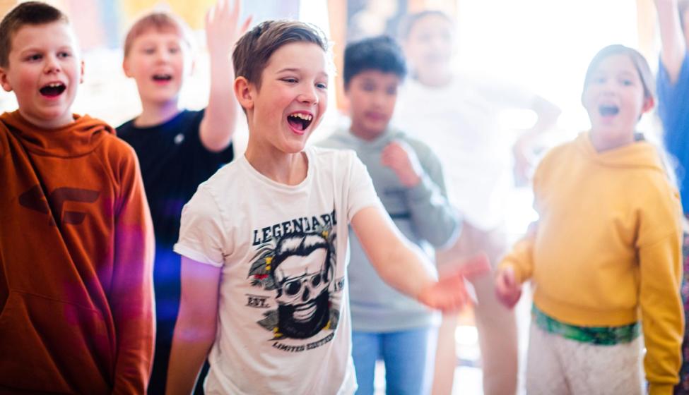 Elever synger i klasserommet - Foto: Krafttak for sang